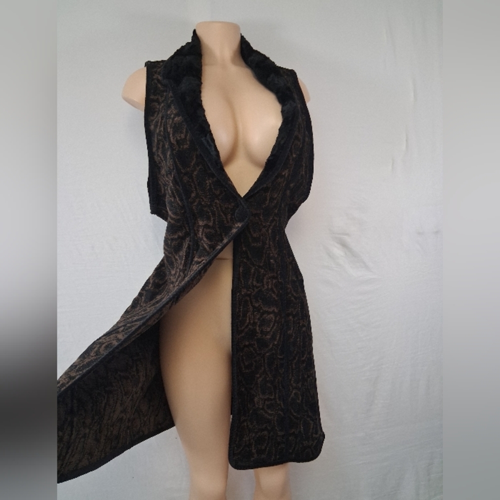 Khangura Black and Brown Coat The neckline and arm openings are trimmed